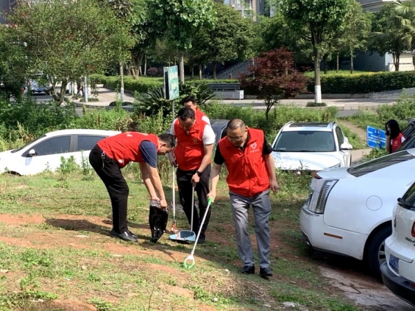 结对联建部门组织党员志愿者参加社区卫生大扫除.jpg